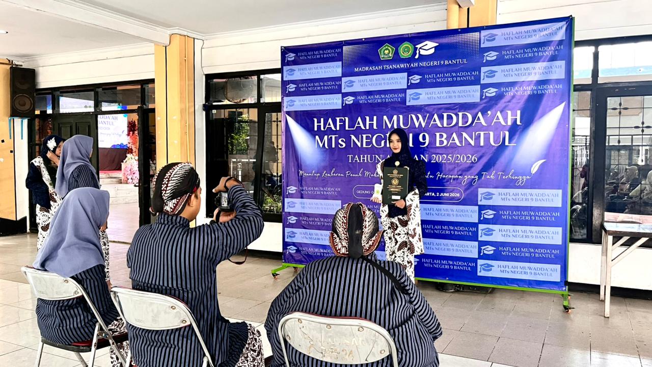 Senyum Ceria di Sudut Kenangan, Photobooth Jadi Favorit Haflah Muwadaah MTsN 9 Bantul